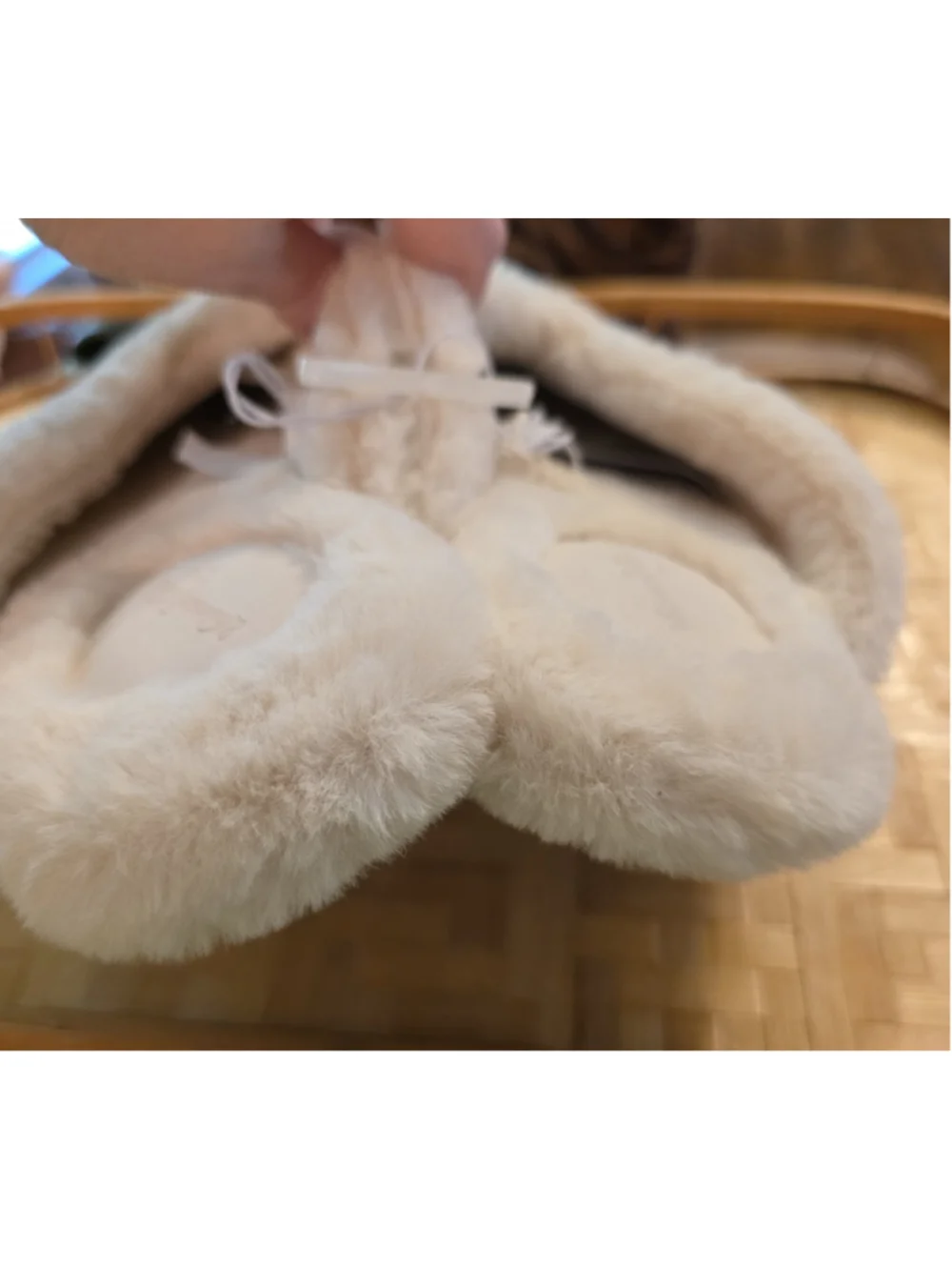 Universal Thread Women's Cream Fuzzy Slip-On Closed Toe Slippers Size 9 - Picture 8 of 10